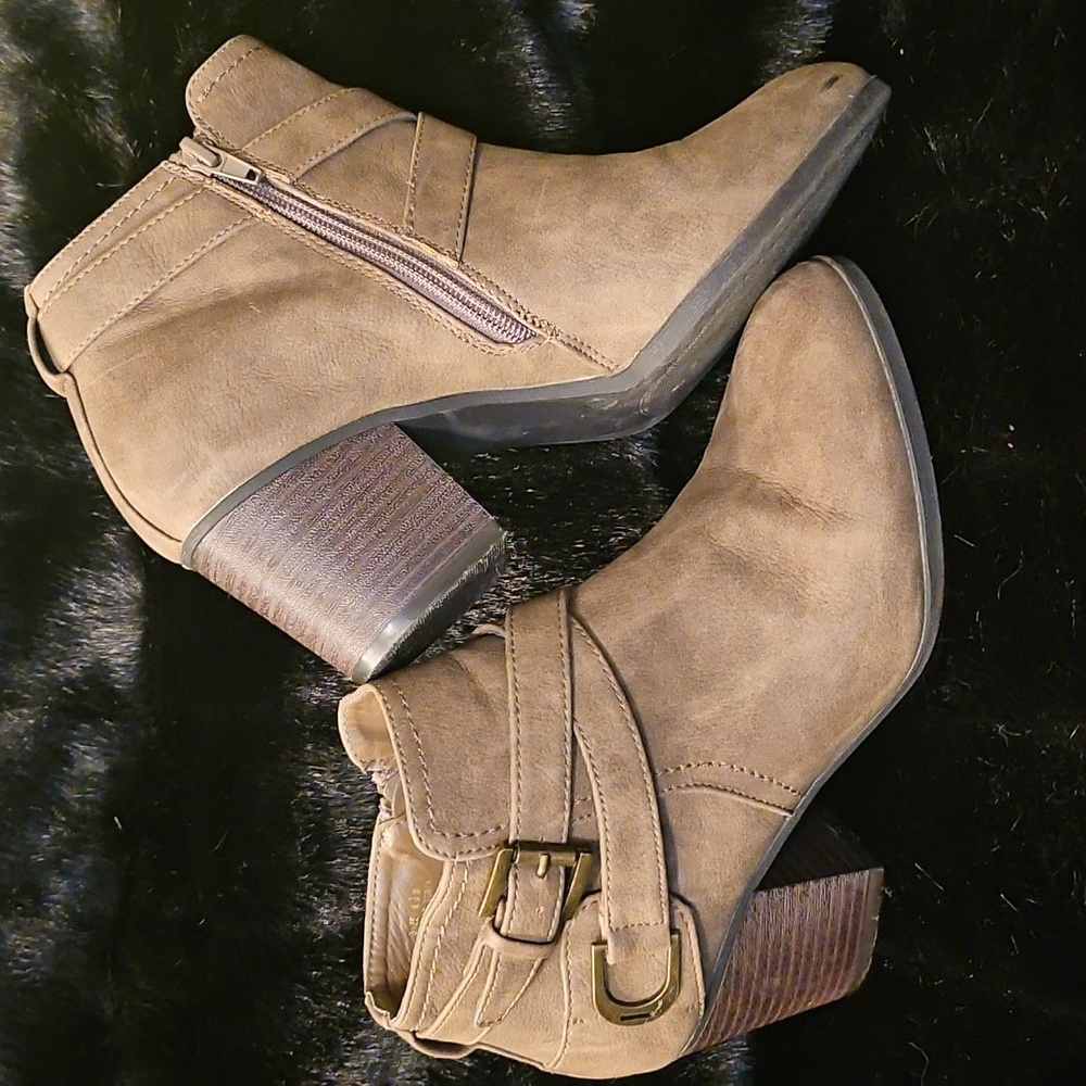 Sophia Taylor ankle boots size 8 1/2 medium suede like material